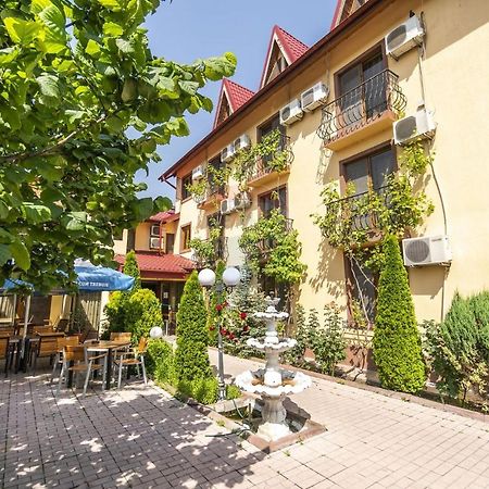 Hotel SYM Ploieşti Buitenkant foto