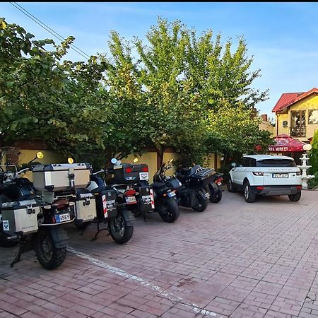 Hotel SYM Ploieşti Buitenkant foto