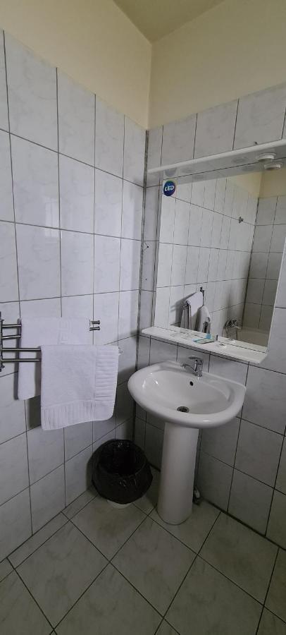 Hotel SYM Ploieşti Buitenkant foto