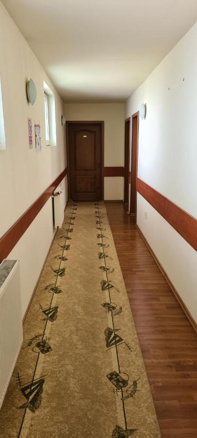 Hotel SYM Ploieşti Buitenkant foto