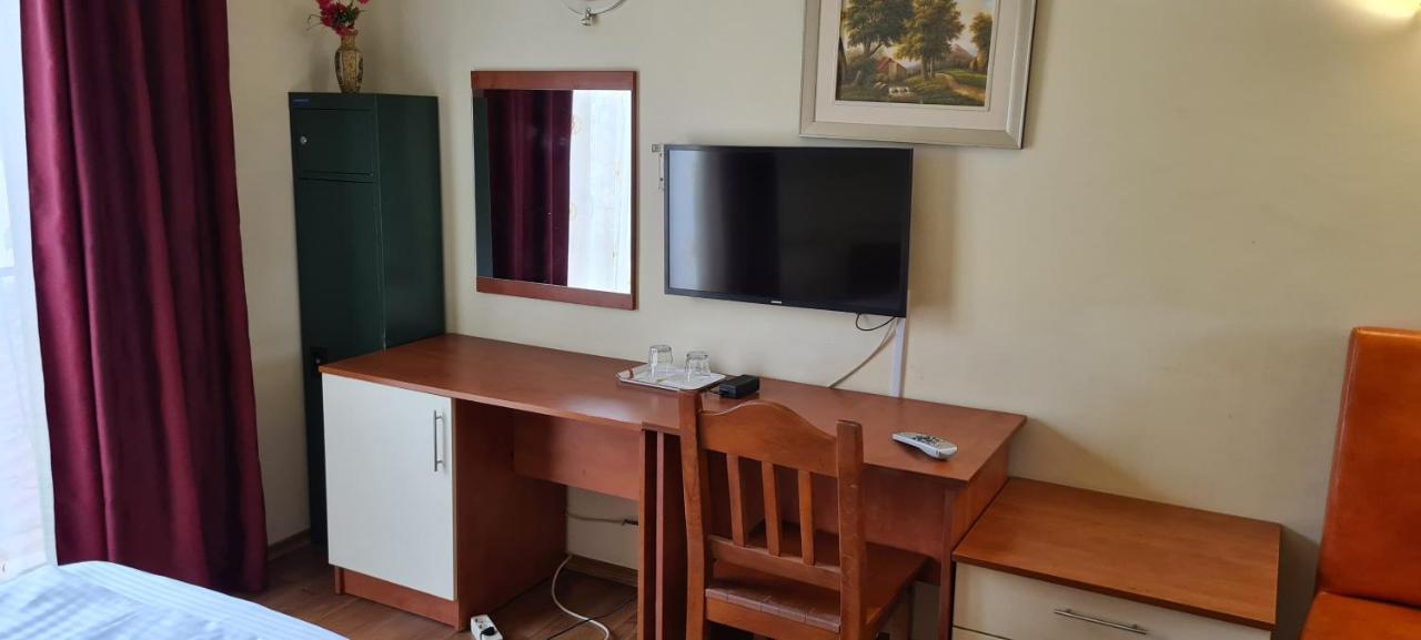 Hotel SYM Ploieşti Buitenkant foto