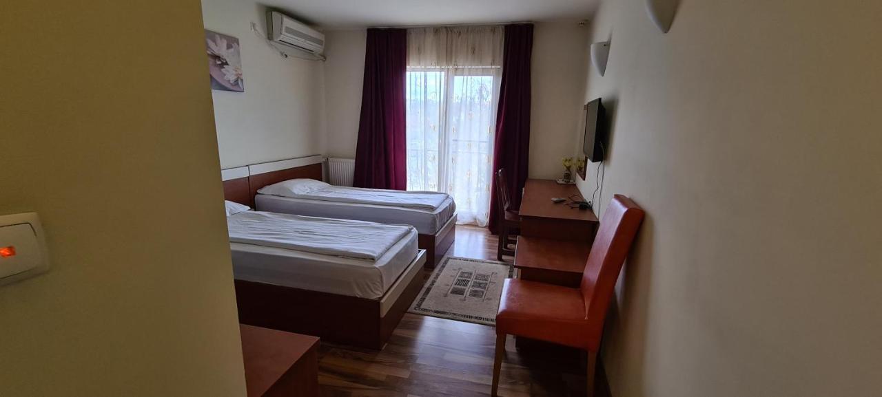 Hotel SYM Ploieşti Buitenkant foto