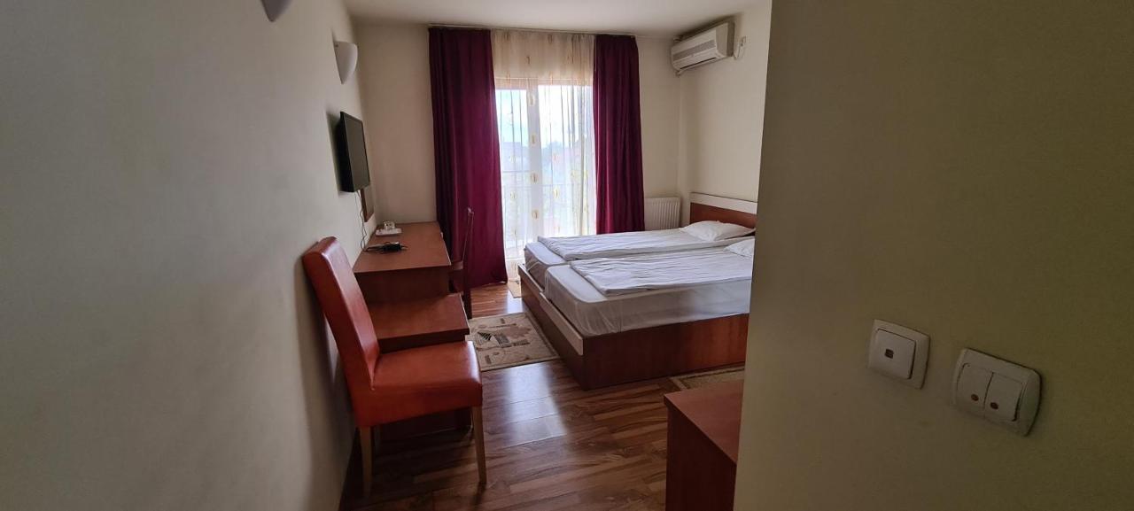 Hotel SYM Ploieşti Buitenkant foto