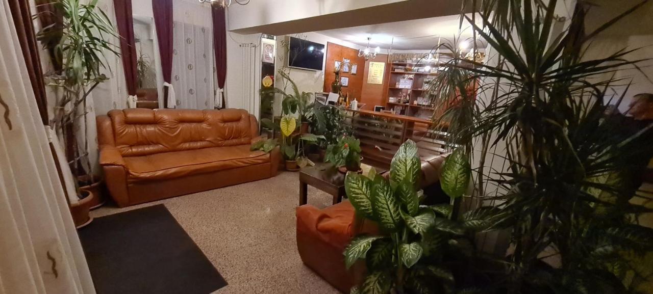 Hotel SYM Ploieşti Buitenkant foto