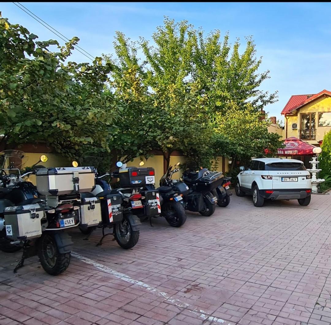 Hotel SYM Ploieşti Buitenkant foto
